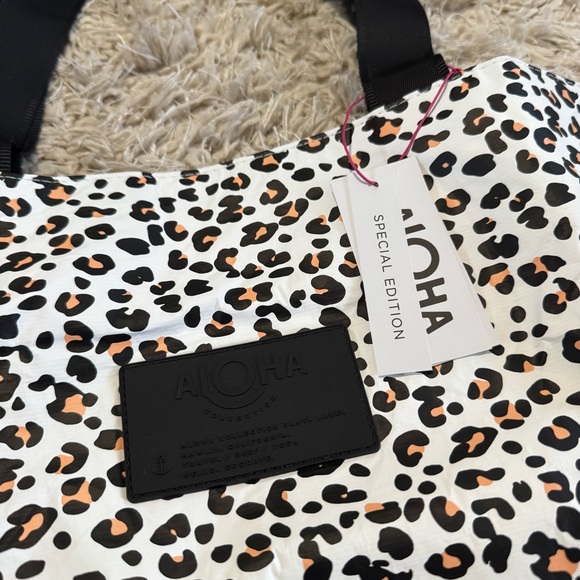 Aloha Collection Leopard Cub Print Day Tripper Tote Bag NWT - Picture 5 of 8